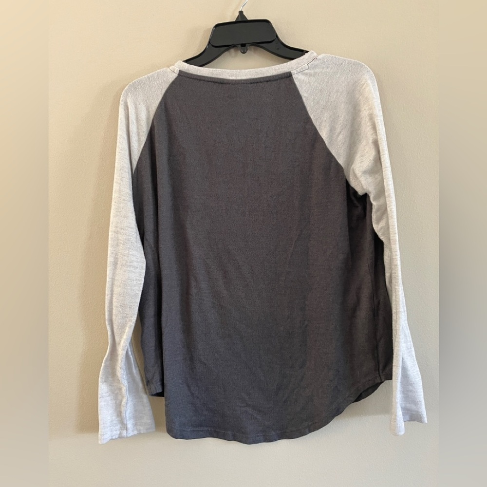 Gray and white long sleeve tee - Picture 2 of 3